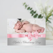Silver Pink Damask Bow Girl Foto Christening Einladung (Stehend Vorderseite)