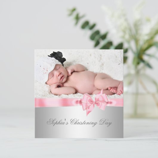 Silver Pink Damask Bow Girl Foto Christening Einladung (Stehend Vorderseite)