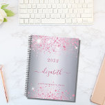 Silver Pink Glitzer Name Monogramm Skript 2025 Planer<br><div class="desc">Ein Imitat silber aussehender Hintergrund mit rosa Imitat Glitzer Staub. Personalisieren Sie Ihren Namen und fügen Sie ihn hinzu. Der Name wird mit einem modernen handgeschriebenen Stilskript mit Swashes geschrieben. Um die Swashes behalten,  löschen Sie nur den Beispielnamen,  verlass die Leerzeichen oder Emoji's vor und nach dem Namen.</div>