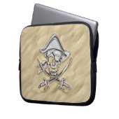 Silver Pirate Skull in der Sand Szene Laptopschutzhülle (Vorderseite Links)