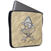 Silver Pirate Skull in der Sand Szene Laptopschutzhülle (Vorne Rechts)