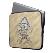 Silver Pirate Skull in der Sand Szene Laptopschutzhülle (Vorderseite Links)