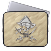 Silver Pirate Skull in der Sand Szene Laptopschutzhülle (Vorderseite)