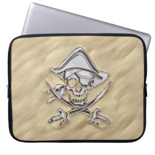 Silver Pirate Skull in der Sand Szene Laptopschutzhülle