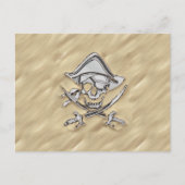 Silver Pirate Skull in Sand Postkarte (Vorderseite)