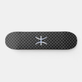 Silver Pisces Zodiac Sign auf Carbon Fibre Print Skateboard (Horizontal)