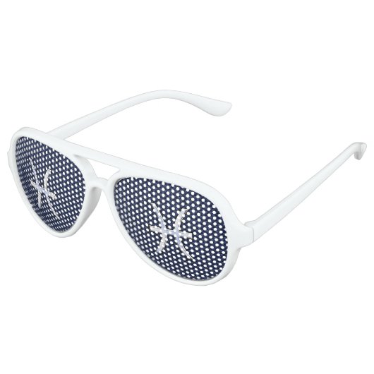 Silver Pisces Zodiac Sign Blue Carbon Fibre Print Sonnenbrille (Schrägansicht)