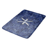 Silver Pisces Zodiac Symbol Navy Blue Digital Camo Badematte (Schrägansicht)