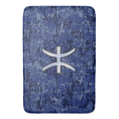 Silver Pisces Zodiac Symbol Navy Blue Digital Camo Badematte (Vorderseite Vertikal)