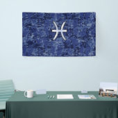 Silver Pisces Zodiac Symbol Navy Blue Digital Camo Banner (Messeveranstaltung)