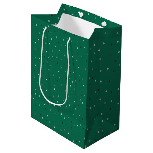Silver Polka Dots on Green Mittlere Geschenktüte (Vorderseite Schrägansicht)