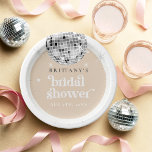 Silver Retro Disco Brautparty Pappteller<br><div class="desc">Mit unserer Kollektion Retro Disco Ball Bridal Shower Invitations & Decor können Sie in die Vergangenheit zurückblicken. Tauchen Sie ein in die Nostalgie des 70ers mit gedämpften beigen und grauen Arkaden, die durch zauberhafte Schriftart aus silberfarbenem Glitzer ergänzt werden. Die typische Retro-Disco-Bühne erinnert an eine Zeit des Disco-Glamours und bewahrt...</div>