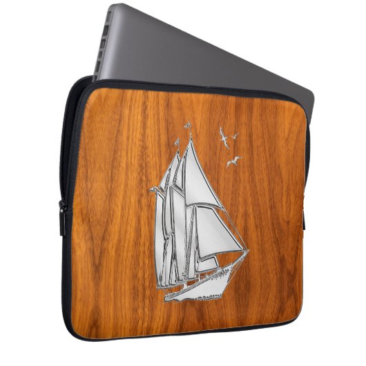 Silver Sail Boat auf Teak Veneer Dekoration Laptopschutzhülle (Vorne Rechts)