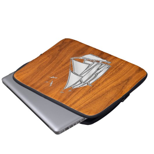 Silver Sail Boat auf Teak Veneer Dekoration Laptopschutzhülle (Vorne Knopf)