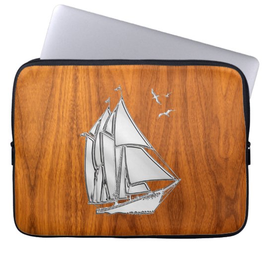 Silver Sail Boat auf Teak Veneer Dekoration Laptopschutzhülle (Vorderseite)