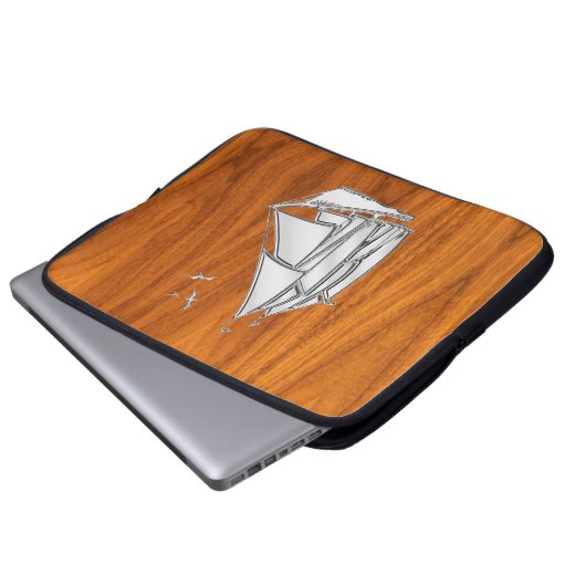 Silver Sail Boat auf Teak Veneer Dekoration Laptopschutzhülle (Vorne Knopf)