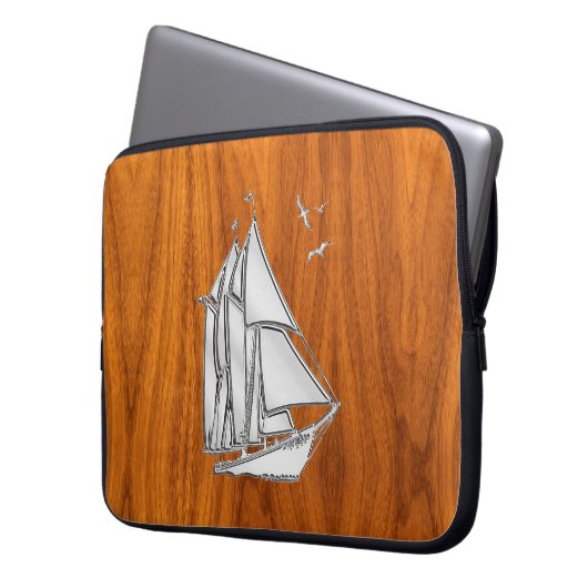 Silver Sail Boat auf Teak Veneer Dekoration Laptopschutzhülle (Vorderseite Links)