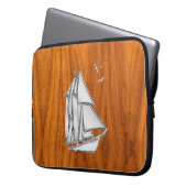 Silver Sail Boat on Teak Veneer Decor Laptopschutzhülle (Vorderseite Links)