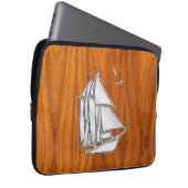 Silver Sail Boat on Teak Veneer Decor Laptopschutzhülle (Vorne Rechts)