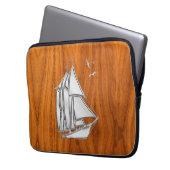 Silver Sail Boat on Teak Veneer Decor Laptopschutzhülle (Vorderseite Links)