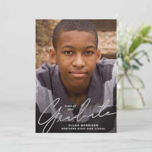 Silver Script Overlay Foto Graduation Party Einladung (Stehend Vorderseite)