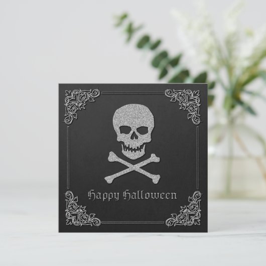 Silver Skull & Crossbones Halloween Einladung (Stehend Vorderseite)