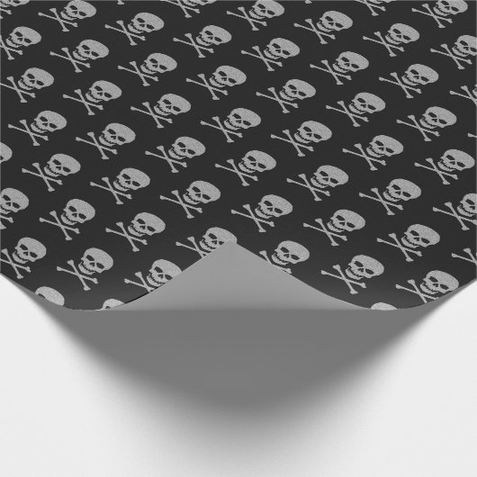 Silver Skull & Crossbones Halloween Geschenkpapier (Ecke)