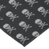 Silver Skull & Crossbones Halloween Tischdecke (Schrägansicht)