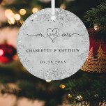 Silver Snow heißt mehr elegante Neuheiten Ornament Aus Glas<br><div class="desc">Dekoriert mit mehr mrs mit einem Herz. Ein silbernes Imitat mit Schneeflocken,  Schneekristallen und Imitaten. Personalisieren und fügen Sie Ihre Namen und Ihr Hochzeitstermin. Schwarzer Text.</div>