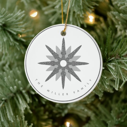 Silver Snowflake | Familienname Monogramm & Datum Keramik Ornament (Baum)
