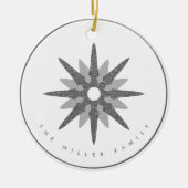 Silver Snowflake | Familienname Monogramm & Datum Keramik Ornament (Vorne)