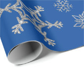 Silver Snowflakes auf Blue Christmas Holiday Winte Geschenkpapier (Rolleneckpunkt)