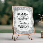 Silver Sparkle Candy Buffet Brautparty Sign Fotodruck<br><div class="desc">Dieses funkelnd, silberne Bonbons-Buffet-Schild ist das perfekte Kompliment für die Bar, die Sie bei Ihrer Hochzeit, Ihrem Geburtstag, Brautparty oder Ihrer Babydusche finden. Es hat einen silberfarbenen Hintergrund mit einem Rahmen-Ausschnitt mit dem Satz "Danke, dass du diesen Tag so süß gemacht hast Bitte nimm eine Tasche und fülle sie mit...</div>