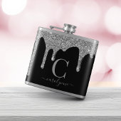 Silver-Sparkle-Glitzer-Tropfen auf Black Monogram Flachmann