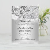 Silver Sparkle Masquerade Quinceanera Einladung (Stehend Vorderseite)