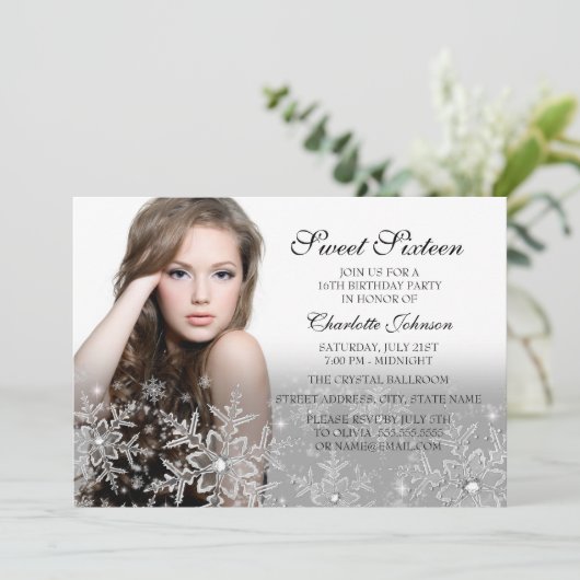 Silver Sparkle Snowflake Foto Sweet 16 Einladung (Stehend Vorderseite)