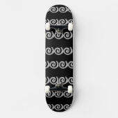 Silver Spirals Muster auf schwarz Skateboard (Vorderseite)