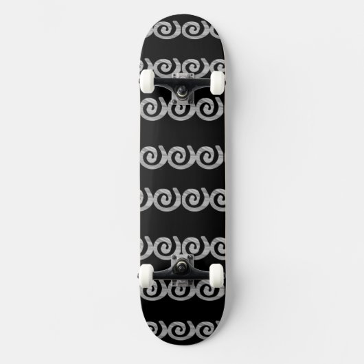 Silver Spirals Muster auf schwarz Skateboard (Vorderseite)