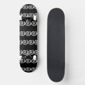 Silver Spirals Muster auf schwarz Skateboard (Vorderseite)