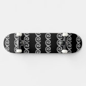 Silver Spirals Muster auf schwarz Skateboard (Horizontal)