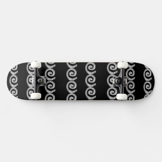 Silver Spirals Muster auf schwarz Skateboard (Horizontal)