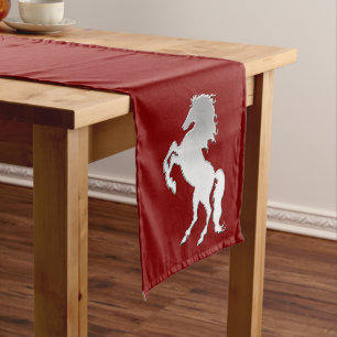 Silver Stallion auf Rot Mittelgroßer Tischläufer