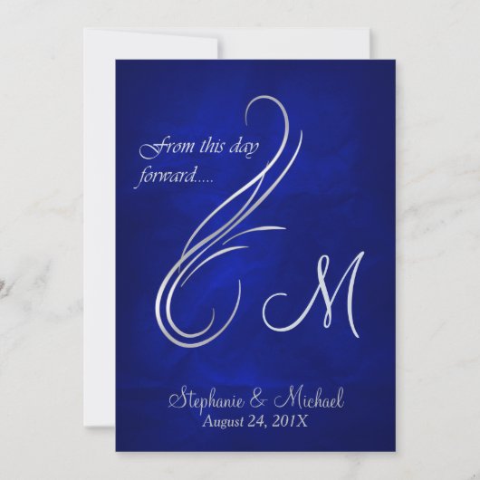 Silver Swirl Monogram Bright Blue Wedding Einladung (Vorderseite)