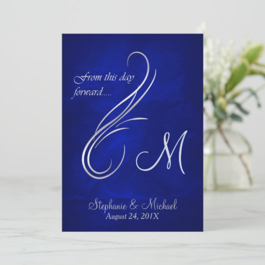 Silver Swirl Monogram Bright Blue Wedding Einladung (Stehend Vorderseite)