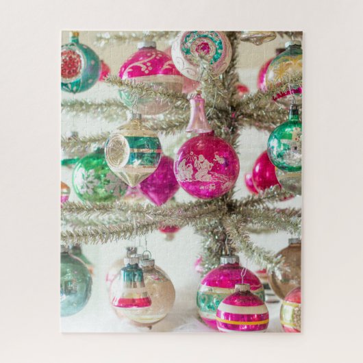 Silver Tinsel Tree mit Shiny Brite Ornaments Puzzle (Vertikal)
