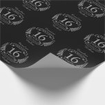 Silver Traditioneller Hochzeitstag 16 Jahre Geschenkpapier<br><div class="desc">Ein Design, um 16 Jahre Ehe zu feiern. Dieses Design hat ein grau / silber (die traditionelle Farbe) gefärbtes Lorbeerdesign auf einem schwarzen Hintergrund. Silberware ist das traditionelle Geschenk für diesen Anlass. Der Text lautet Silver 16 Jahre Jubiläum. Ein romantisches Design, um Ihr 16. Jahr der Ehe zu feiern. Wenn...</div>