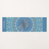 "Silver Turtle Radiance" | Monogram Beach Yogamatte (Vorderseite (Horizontal))