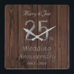 Silver Wedding Jubiläum 25. Jubiläum Rustic Quadratische Wanduhr<br><div class="desc">25. Hochzeitstag Silver Wedding Jubiläum Einzigartiges Geschenk für Hochzeitsfeier Couple Wohngestaltung Elegante Wall Clock mit Silberaussehen Typografie auf rustikalem Holzfotografie Hintergrund,  können Sie das Datum ändern und Namen hinzufügen</div>