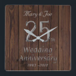 Silver Wedding Jubiläum 25. Jubiläum Rustic Quadratische Wanduhr<br><div class="desc">25. Hochzeitstag Silver Wedding Jubiläum Einzigartiges Geschenk für Hochzeitsfeier Couple Wohngestaltung Elegante Wall Clock mit Silberaussehen Typografie auf rustikalem Holzfotografie Hintergrund,  können Sie das Datum ändern und Namen hinzufügen</div>