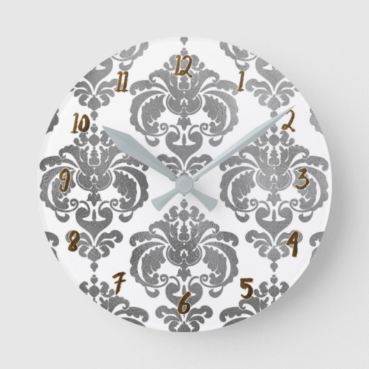 Silver & White Damask Glam Modern Personalisiert Runde Wanduhr (Vorderseite)